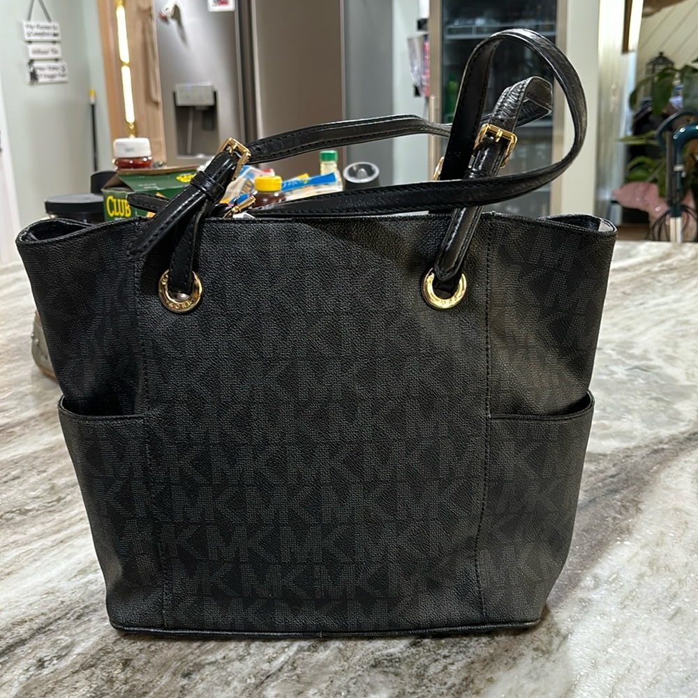 MK tote collar is black nice bag no rips tears are cut